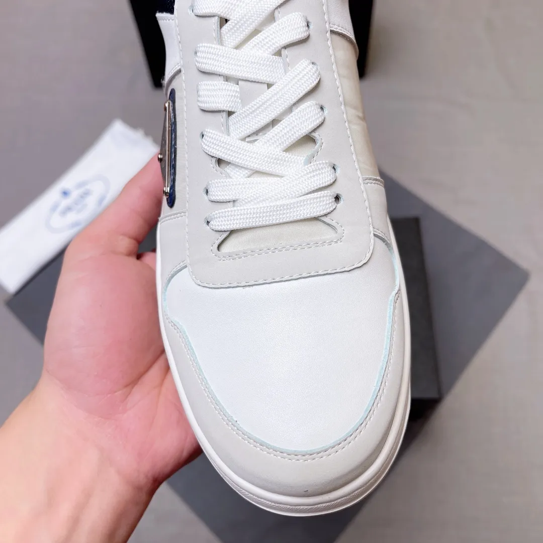 P400 Prada Prada's new men's leather sneakers, the highest version on the market, any comparison is welcome🆚! The original leather has excellent texture and is super high-end! Fetal sheep net lining imported from Italy, removable pad! Luxurious materials and fine workmanship, highly recommended! Code number 38-45 No. 058